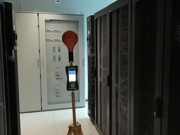 tecnici-per-monitoraggio-di-campi-elettromagnetici